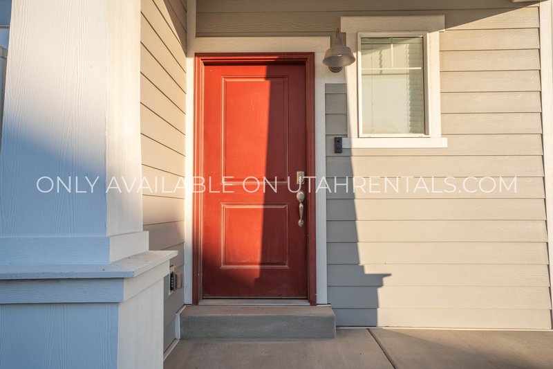 Modern Luxury 3-Bed Home in Lehi on 1/4 Acre Lot property image