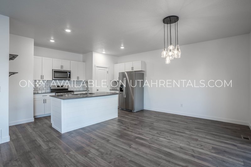 Modern Luxury 3-Bed Home in Lehi on 1/4 Acre Lot property image