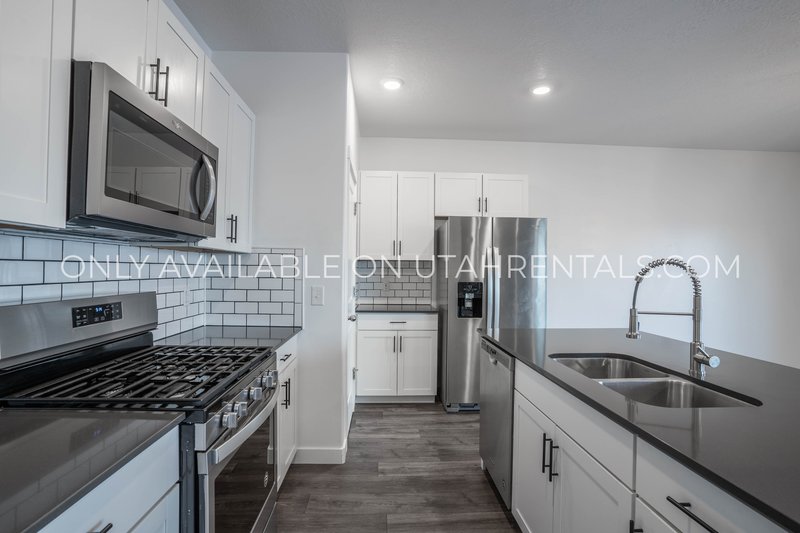 Modern Luxury 3-Bed Home in Lehi on 1/4 Acre Lot property image