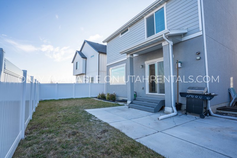 Modern Luxury 3-Bed Home in Lehi on 1/4 Acre Lot property image