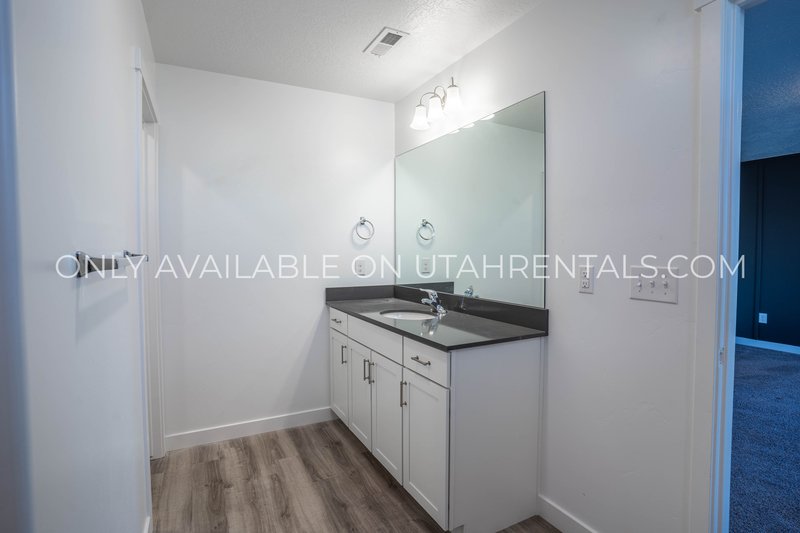Modern Luxury 3-Bed Home in Lehi on 1/4 Acre Lot property image