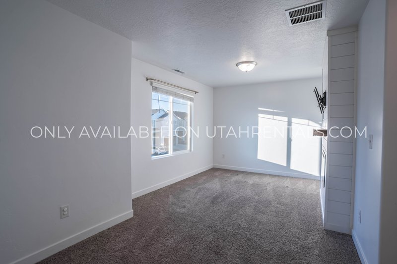 Modern Luxury 3-Bed Home in Lehi on 1/4 Acre Lot property image