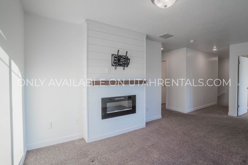 Modern Luxury 3-Bed Home in Lehi on 1/4 Acre Lot property image