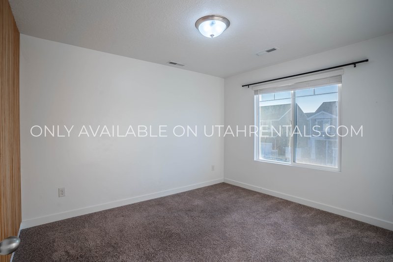 Modern Luxury 3-Bed Home in Lehi on 1/4 Acre Lot property image