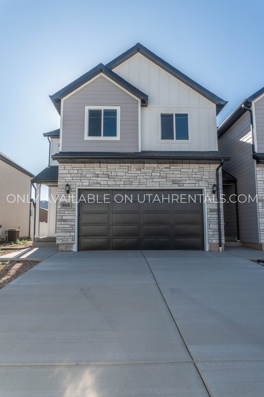 4 Bed 2.5 Bath Townhouse property image