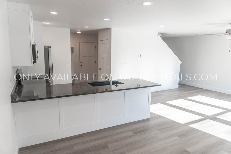 4 Bed 2.5 Bath Townhouse property image