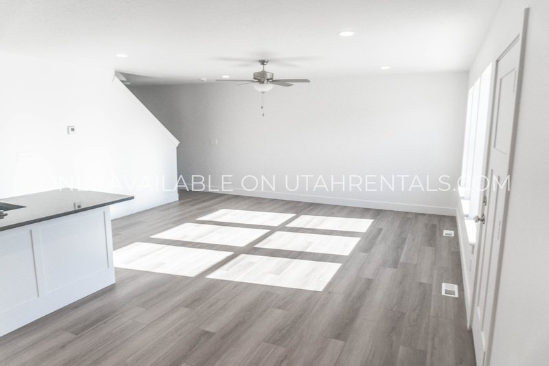 4 Bed 2.5 Bath Townhouse property image