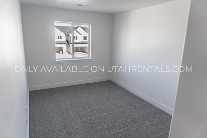 4 Bed 2.5 Bath Townhouse property image