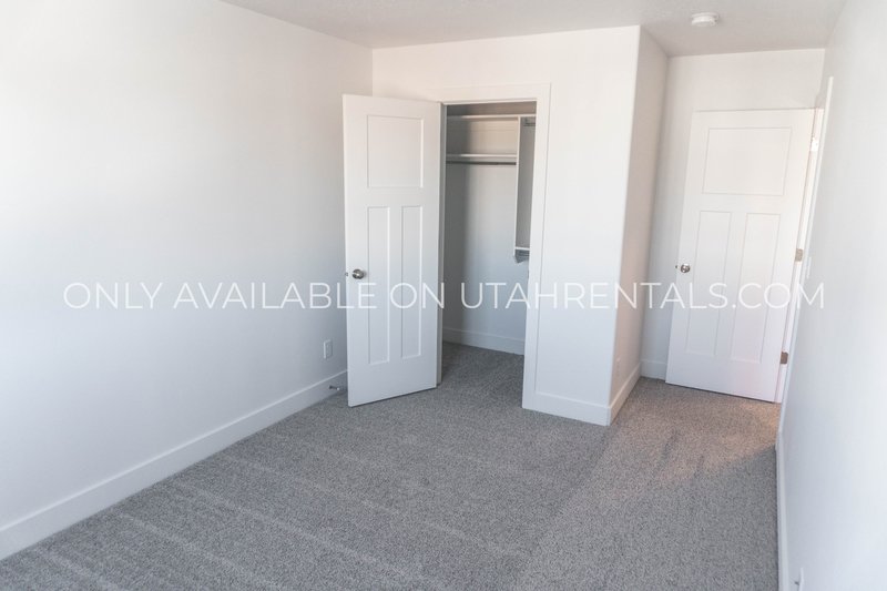 4 Bed 2.5 Bath Townhouse property image