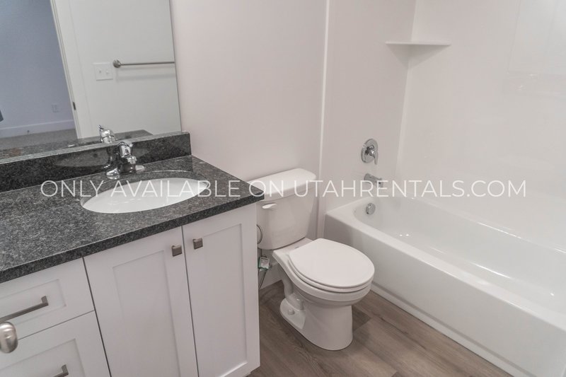 4 Bed 2.5 Bath Townhouse property image