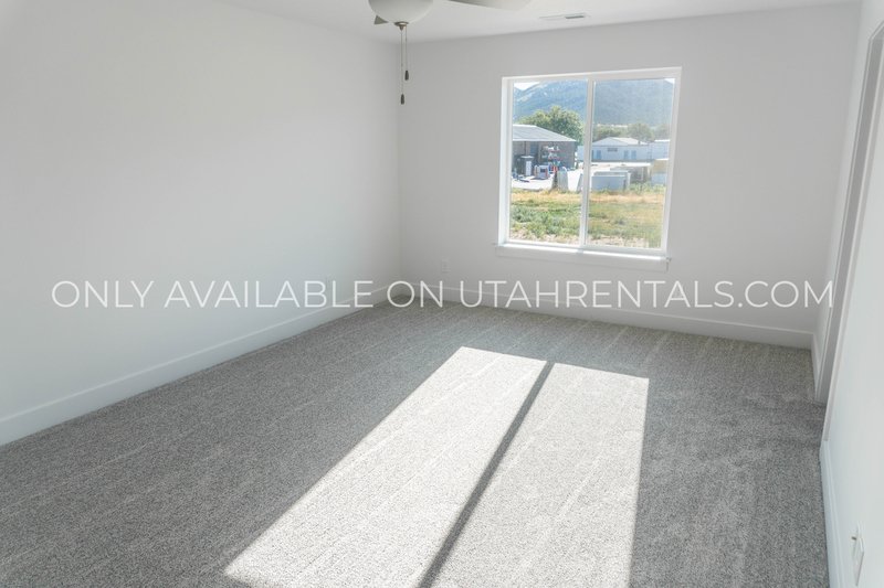 4 Bed 2.5 Bath Townhouse property image