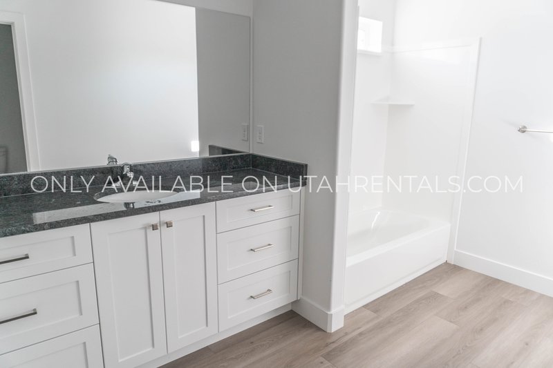 4 Bed 2.5 Bath Townhouse property image