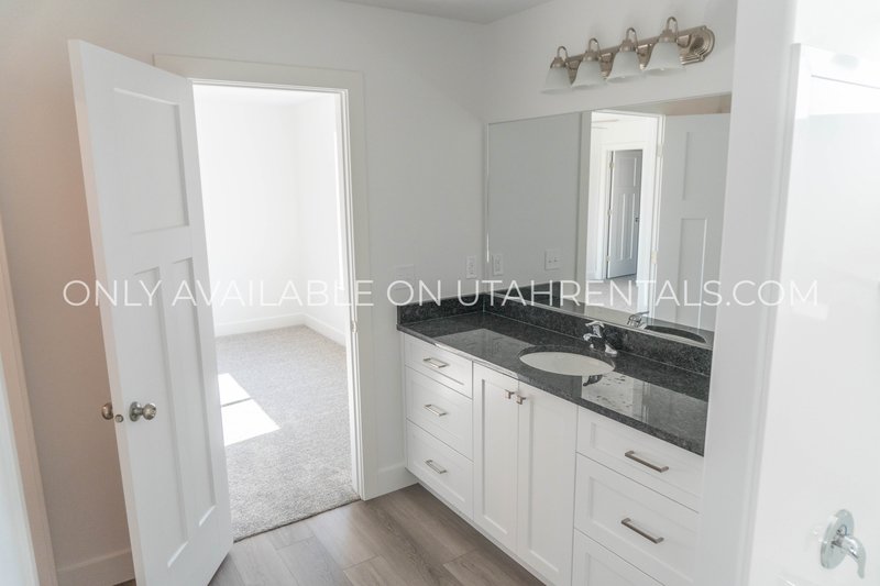 4 Bed 2.5 Bath Townhouse property image