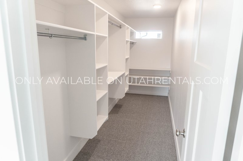 4 Bed 2.5 Bath Townhouse property image