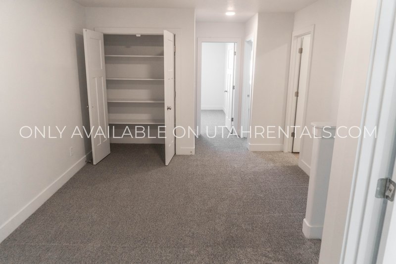 4 Bed 2.5 Bath Townhouse property image