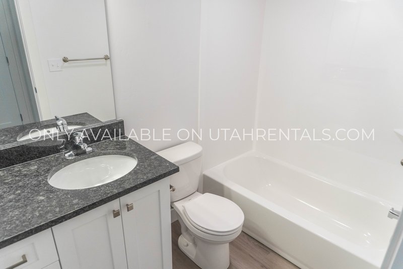 4 Bed 2.5 Bath Townhouse property image