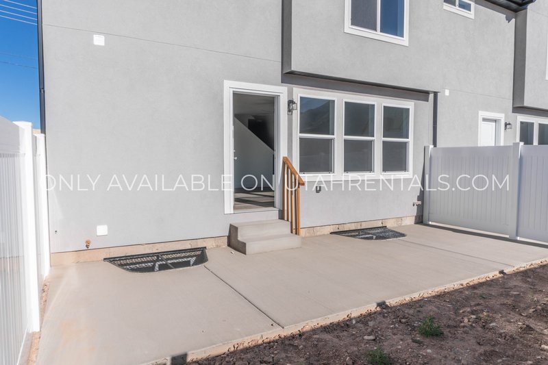 4 Bed 2.5 Bath Townhouse property image