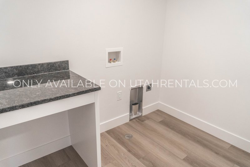 4 Bed 2.5 Bath Townhouse property image