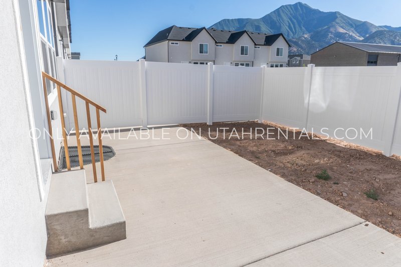 4 Bed 2.5 Bath Townhouse property image