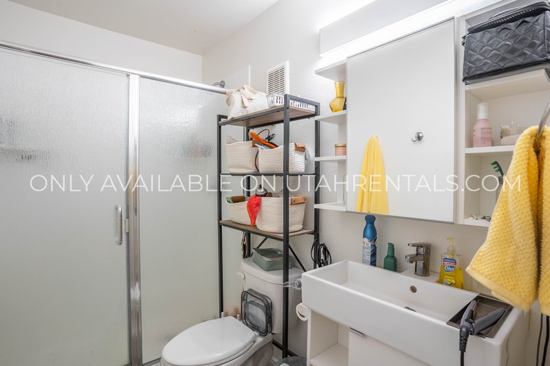 Shared Room at Stratford Court property image