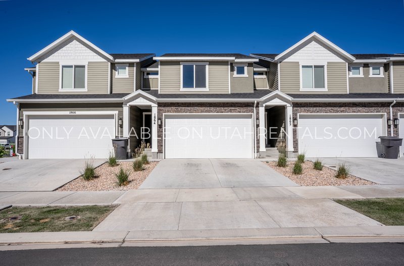 Beautiful, Spacious, Newer 3 Bed, 2 bath Townhouse. property image