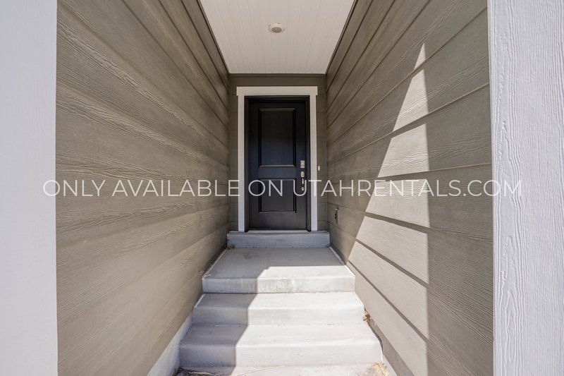 Beautiful, Spacious, Newer 3 Bed, 2 bath Townhouse. property image