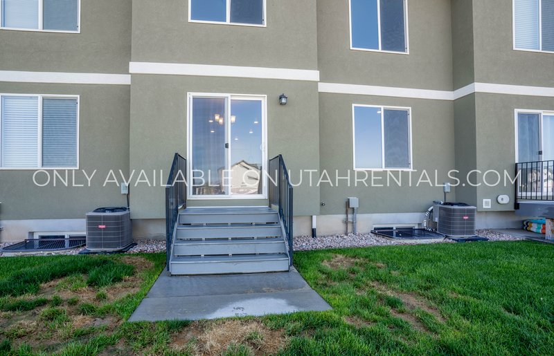 Beautiful, Spacious, Newer 3 Bed, 2 bath Townhouse. property image
