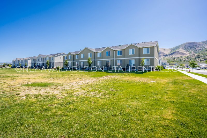 Beautiful, Spacious, Newer 3 Bed, 2 bath Townhouse. property image