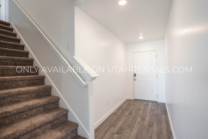 Beautiful, Spacious, Newer 3 Bed, 2 bath Townhouse. property image