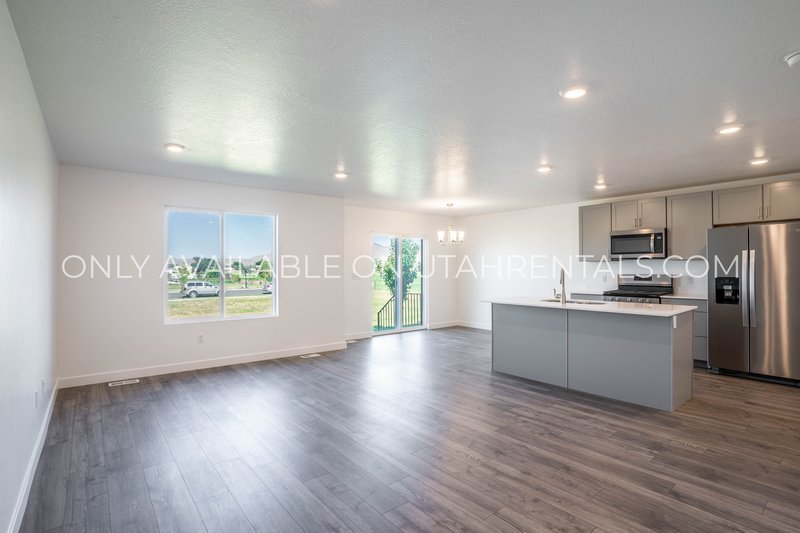 Beautiful, Spacious, Newer 3 Bed, 2 bath Townhouse. property image