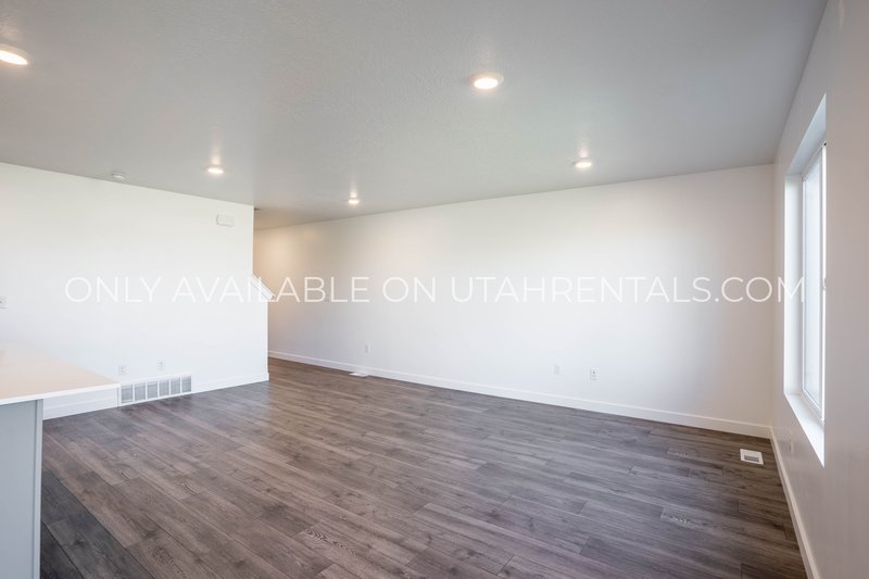 Beautiful, Spacious, Newer 3 Bed, 2 bath Townhouse. property image