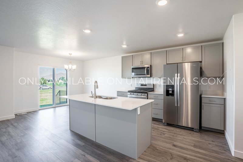 Beautiful, Spacious, Newer 3 Bed, 2 bath Townhouse. property image
