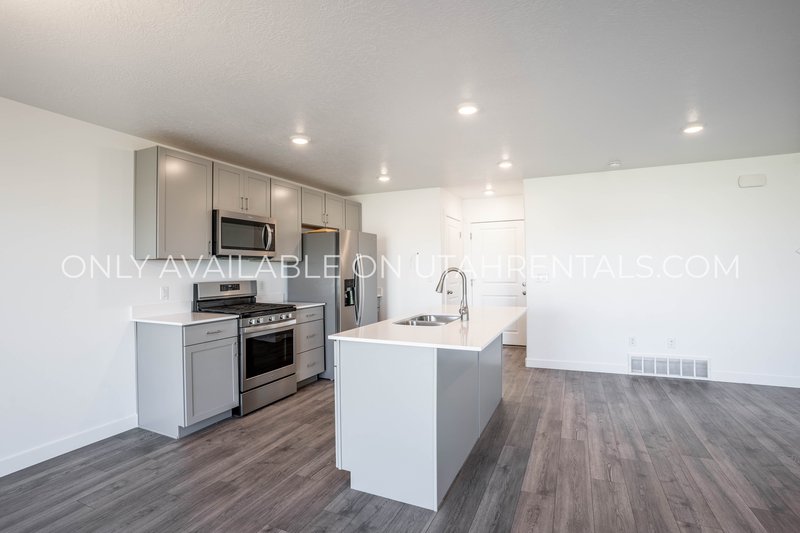 Beautiful, Spacious, Newer 3 Bed, 2 bath Townhouse. property image