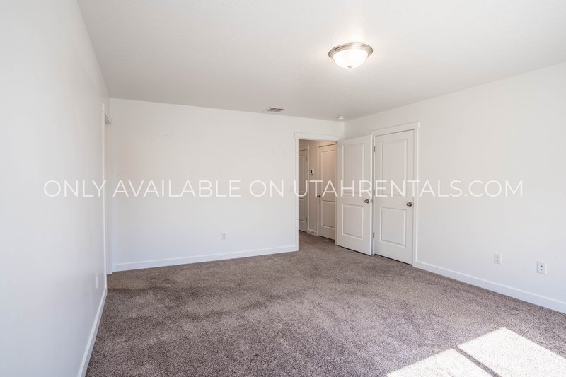 Beautiful, Spacious, Newer 3 Bed, 2 bath Townhouse. property image