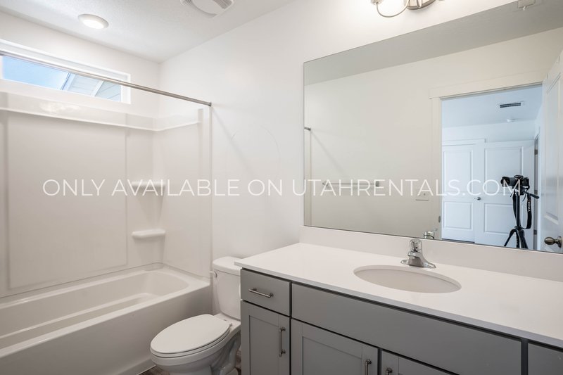 Beautiful, Spacious, Newer 3 Bed, 2 bath Townhouse. property image