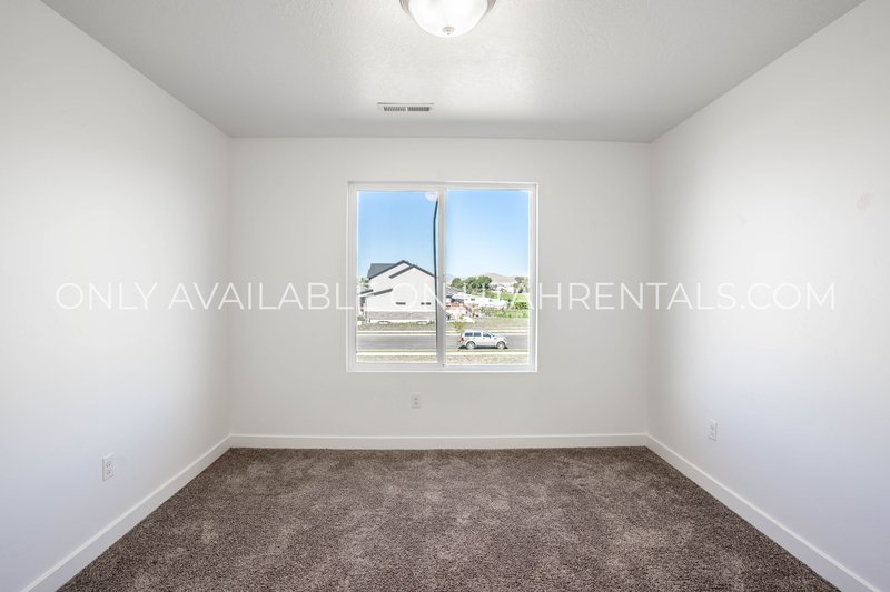 Beautiful, Spacious, Newer 3 Bed, 2 bath Townhouse. property image