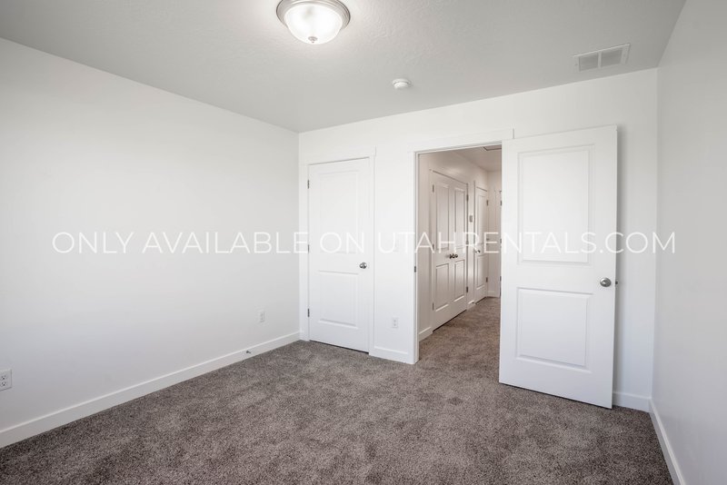 Beautiful, Spacious, Newer 3 Bed, 2 bath Townhouse. property image
