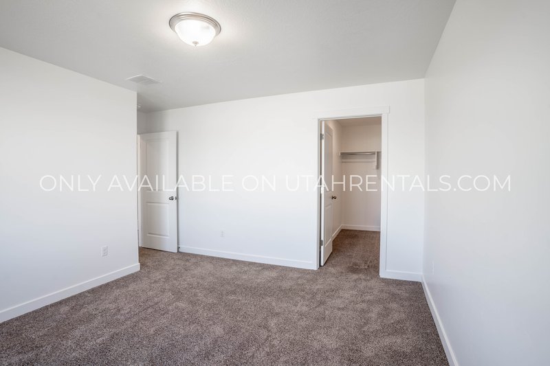 Beautiful, Spacious, Newer 3 Bed, 2 bath Townhouse. property image