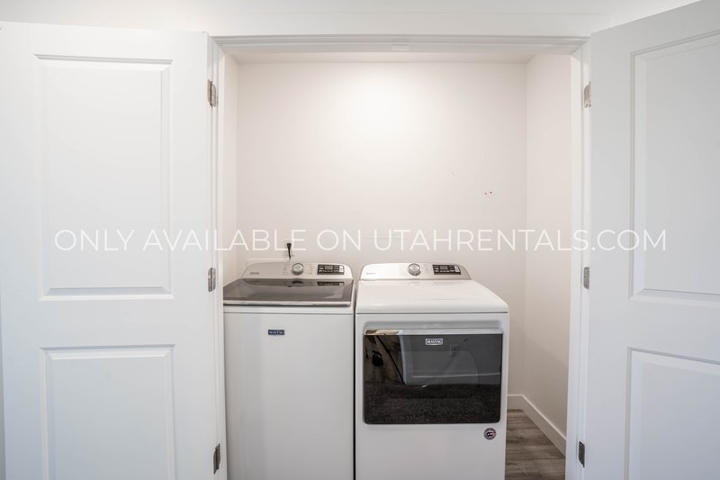 Beautiful, Spacious, Newer 3 Bed, 2 bath Townhouse. property image