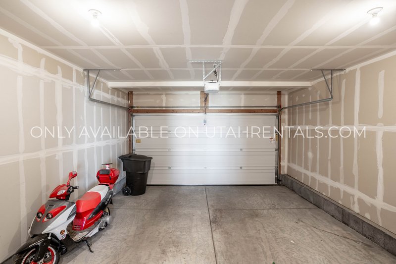 Beautiful, Spacious, Newer 3 Bed, 2 bath Townhouse. property image