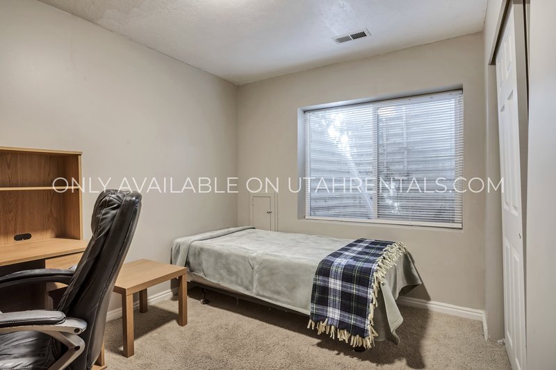 Spacious 4-Bedroom Townhome with Prime Park Access property image