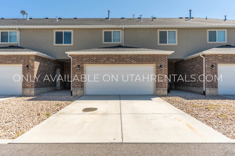 Gorgeous 4 bedroom, 2.5 bath Townhome in Springville! property image