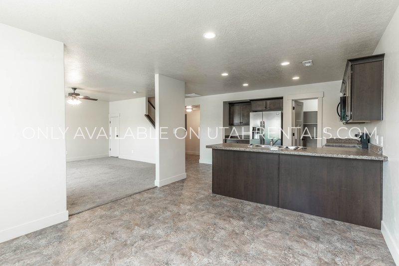 Gorgeous 4 bedroom, 2.5 bath Townhome in Springville! property image