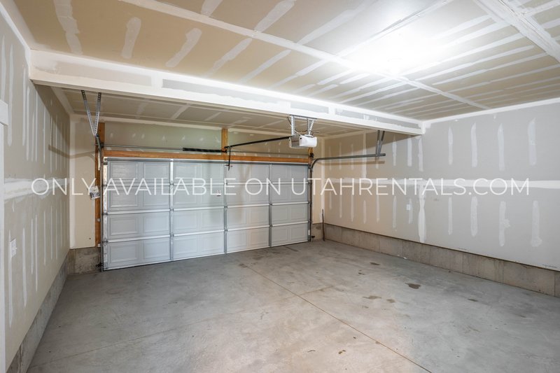 Gorgeous 4 bedroom, 2.5 bath Townhome in Springville! property image