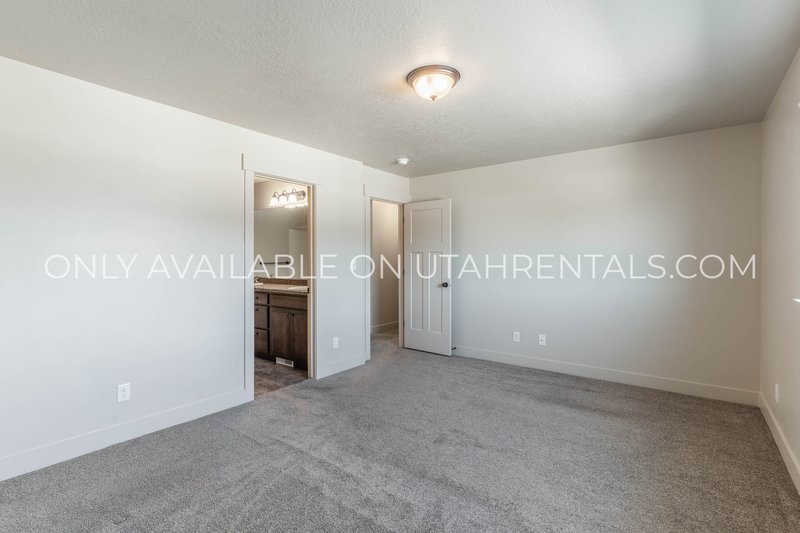 Gorgeous 4 bedroom, 2.5 bath Townhome in Springville! property image