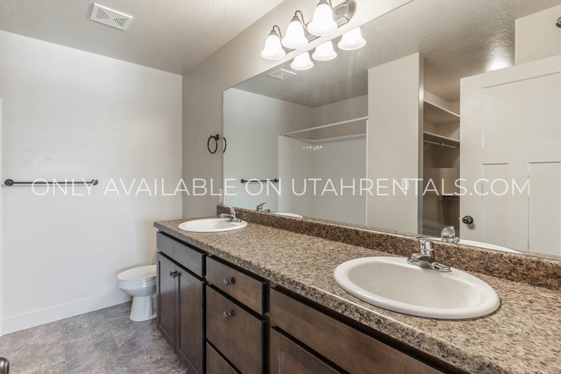 Gorgeous 4 bedroom, 2.5 bath Townhome in Springville! property image