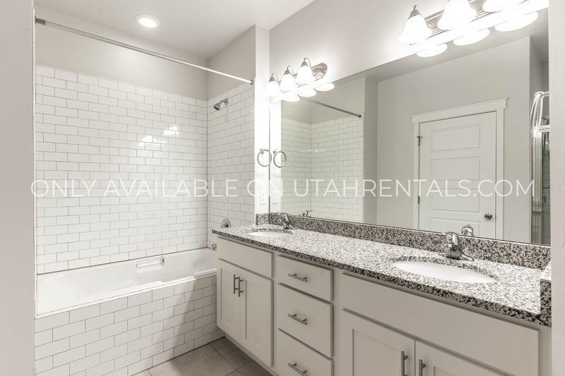 Charming 2-Bedroom in Coveted Daybreak Community property image