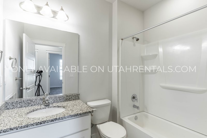 Charming 2-Bedroom in Coveted Daybreak Community property image