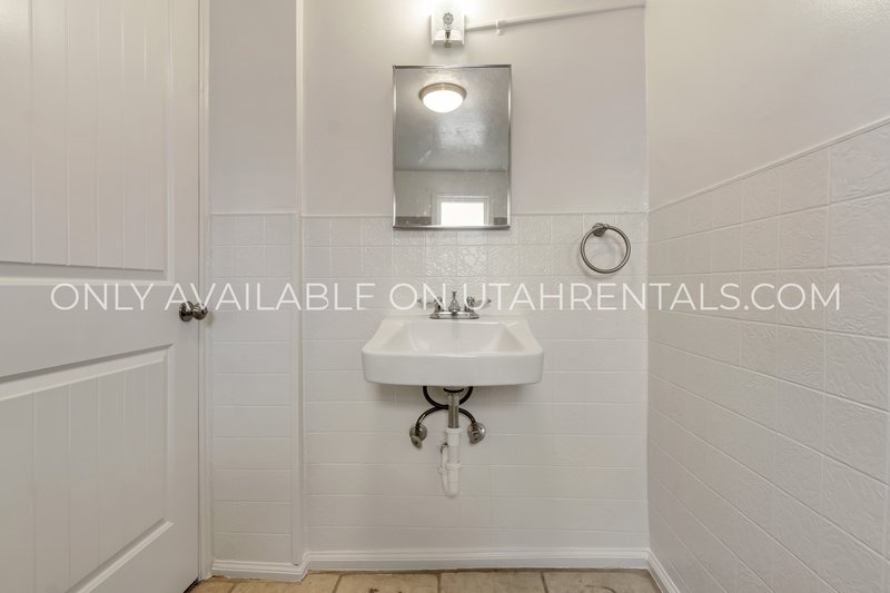 1-Bed 1-Bath Apartment Near Peace Gardens property image