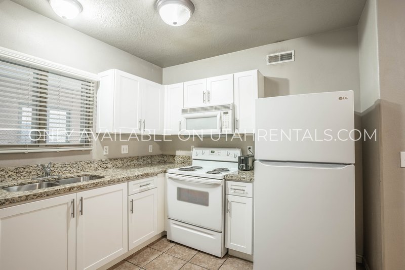 Four Fall Private Bedrooms Available at Lanai E3 property image